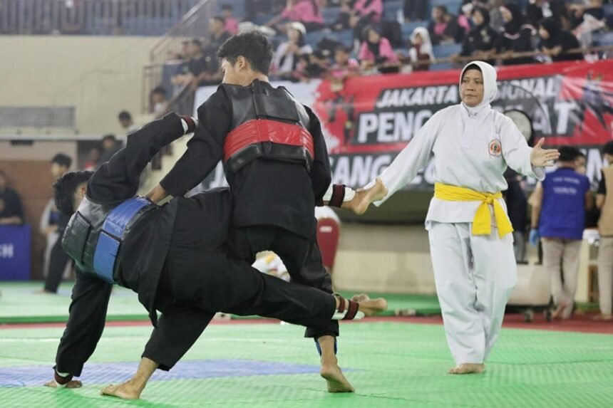 Ilustrasi pertandingan pencak silat dengan dua atlet berseragam hitam dan pelindung merah serta biru di arena pertandingan.