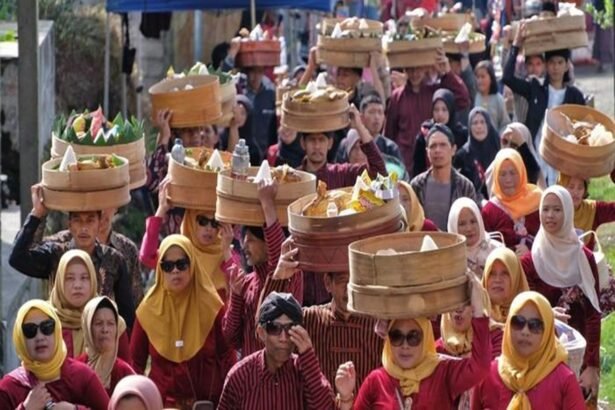 Ilustrasi warga mengikuti tradisi Nyadran dengan membawa hasil bumi dan makanan dalam wadah anyaman bambu.