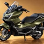Ilustrasi motor skutik maxi warna hijau army dengan desain bodi sporty, windshield tinggi, jok lebar, dan rem cakram.