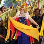 Ritual tari Seblang Bakungan dengan penari mengenakan busana adat dan selendang kuning