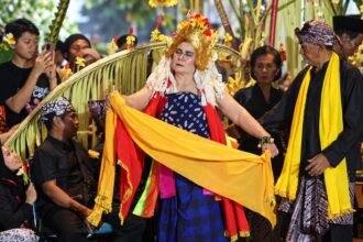 Ritual tari Seblang Bakungan dengan penari mengenakan busana adat dan selendang kuning