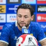 Marc Klok mengenakan jersey Persib Bandung saat konferensi pers.
