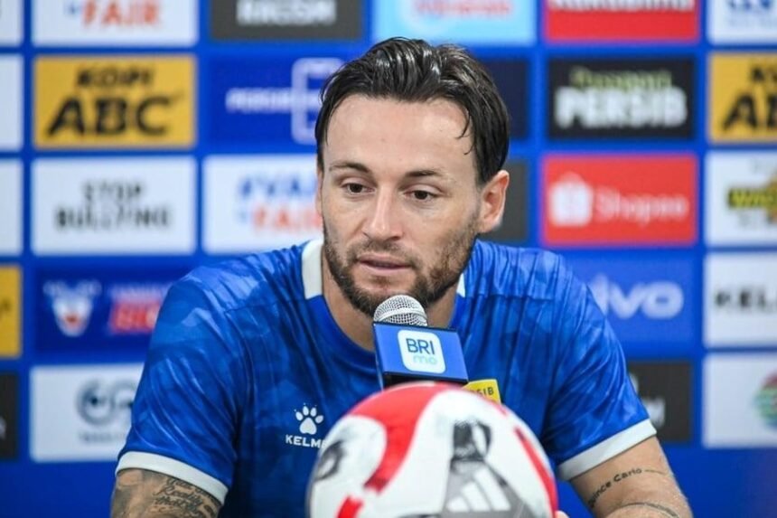 Marc Klok mengenakan jersey Persib Bandung saat konferensi pers.